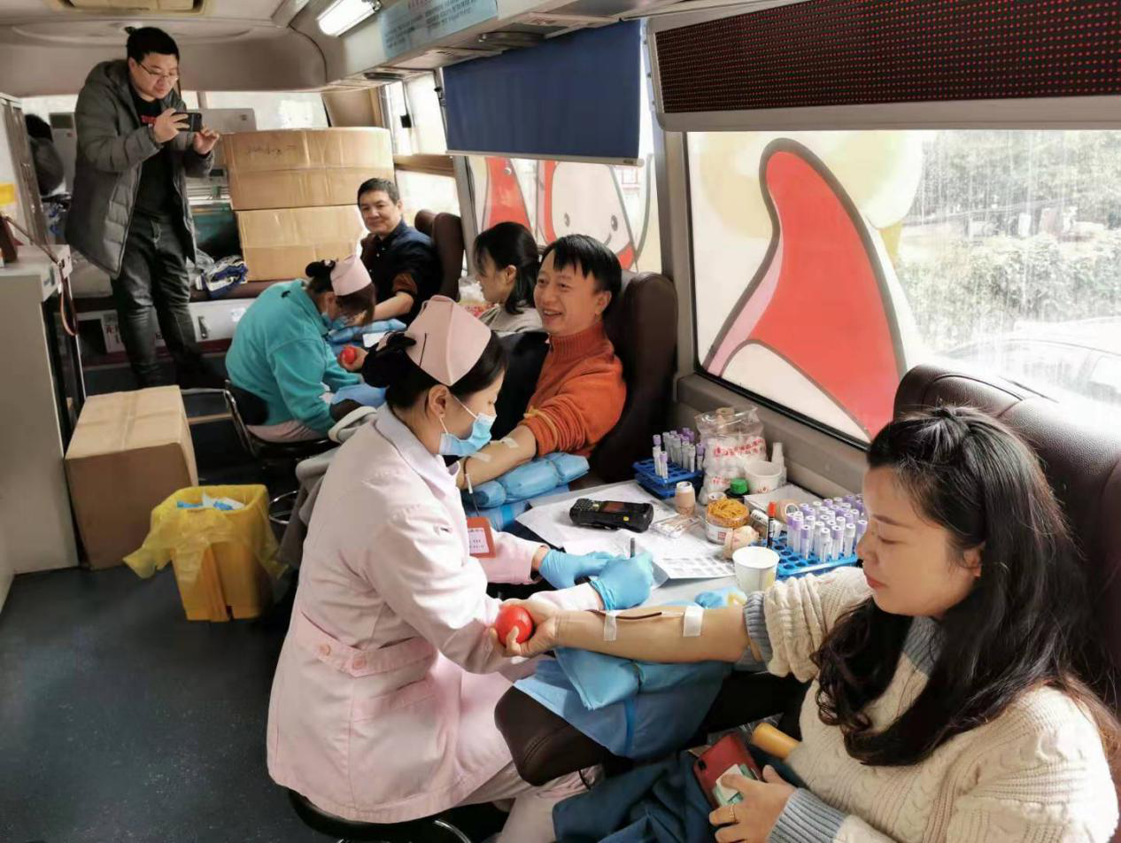 義務(wù)獻(xiàn)血、傳遞愛(ài)心、奉獻(xiàn)社會(huì)